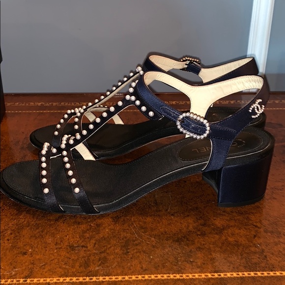 Chanel silk & pearl navy sandal - Picture 4 of 8